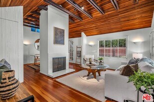 10546 Selkirk Ln in Los Angeles, CA - Building Photo