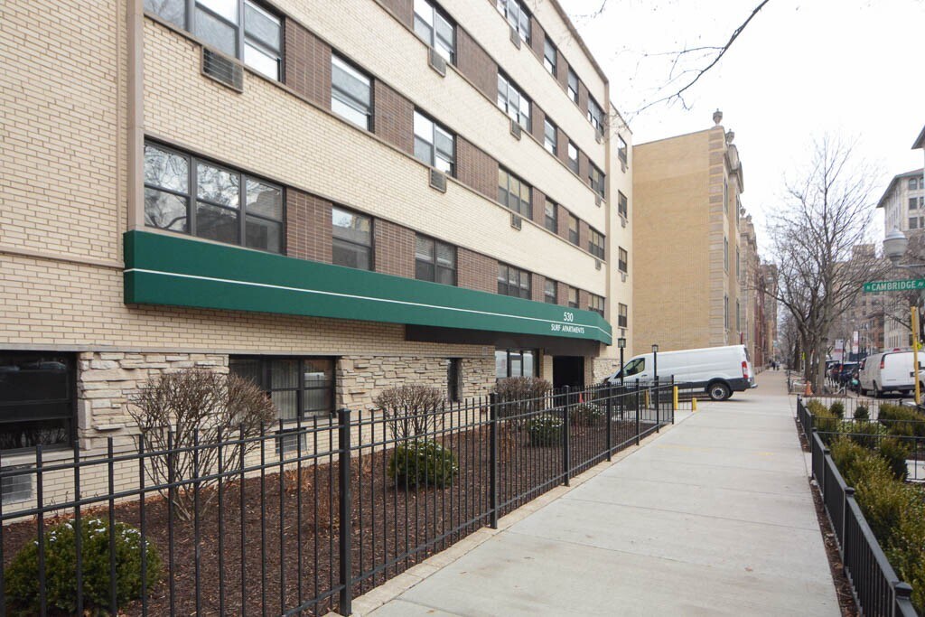 533 W Surf St in Chicago, IL - Building Photo