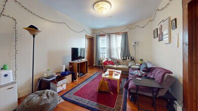40 Mozart St, Unit 2 in Boston, MA - Foto de edificio - Building Photo