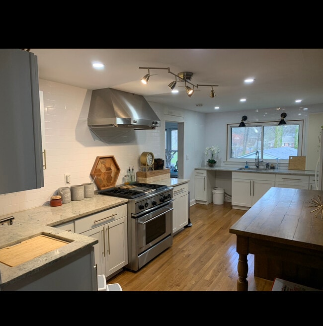property at 2513 Henderson Rd