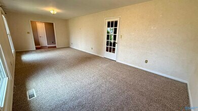 6113 Wall Triana Hwy in Madison, AL - Foto de edificio - Building Photo