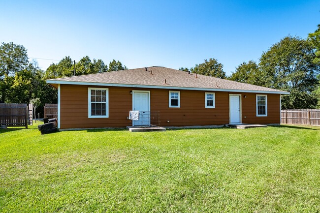 2005 Waco St in Dayton, TX - Building Photo - Building Photo