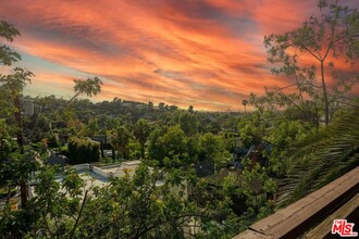 3951 Sunswept Dr in Los Angeles, CA - Foto de edificio - Building Photo