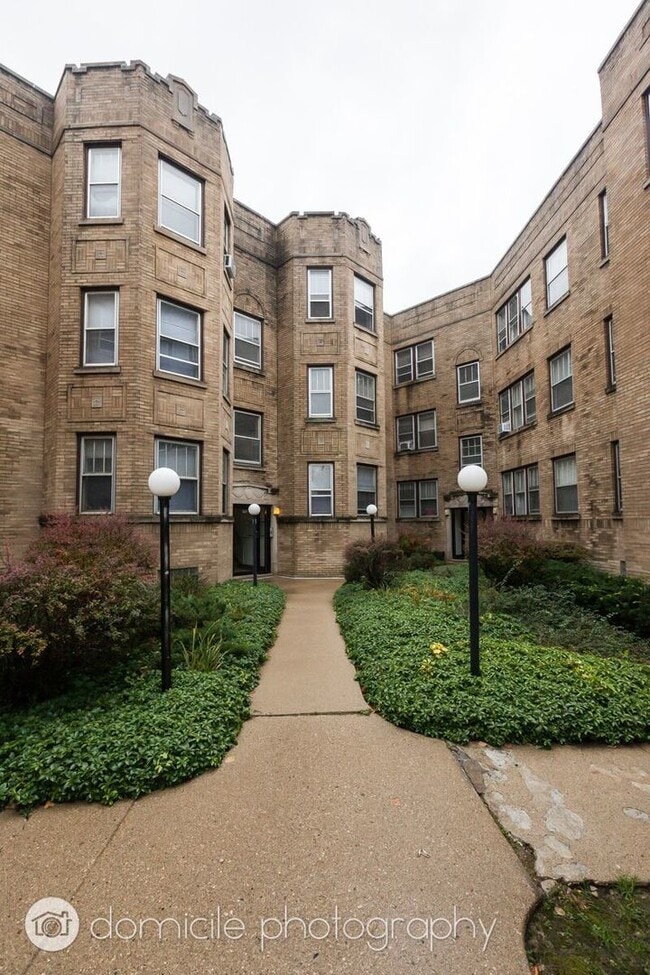 property at 903 W Altgeld St