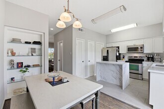 1011 Fountain View Dr in Houston, TX - Building Photo - Building Photo