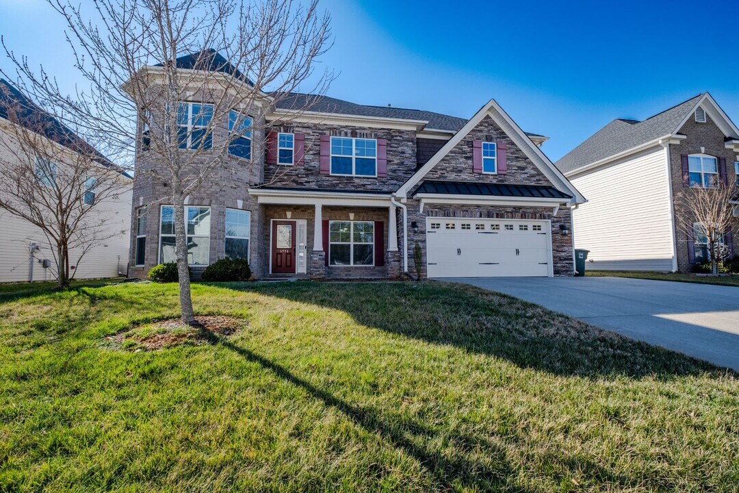 5773 Highland Grove Dr in Summerfield, NC - Building Photo