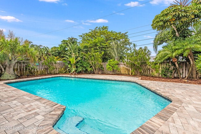 2045 Date Palm Ave in Indialantic, FL - Foto de edificio - Building Photo