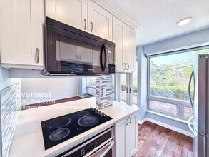 530 W Olympic Pl in Seattle, WA - Building Photo - Building Photo