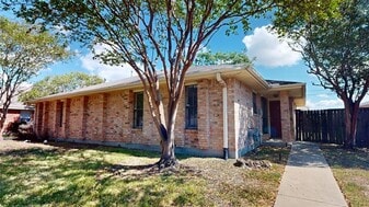 1915 Woodsman Dr in College Station, TX - Building Photo