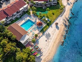 3735 42nd Way S, Unit B in St. Petersburg, FL - Building Photo