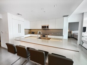 68 SE 6th St, Unit 1903 in Miami, FL - Foto de edificio - Building Photo