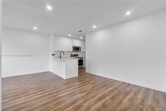 6690 W 26th Ct in Hialeah, FL - Foto de edificio - Building Photo