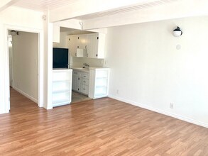 1246 N Sweetzer Ave in West Hollywood, CA - Building Photo - Building Photo