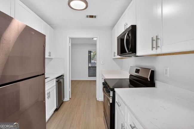 8740 Roswell Rd in Sandy Springs, GA - Building Photo - Building Photo