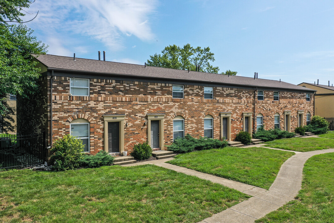 Capital Pointe - Woodview in Columbus, OH - Building Photo