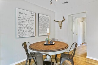 Westpark Townhomes in Indianapolis, IN - Foto de edificio - Building Photo