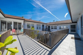 12012 Washington Pl in Los Angeles, CA - Foto de edificio - Building Photo