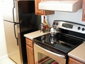 4 Westwood Dr, Unit 1011 in Stamford, CT - Building Photo - Building Photo