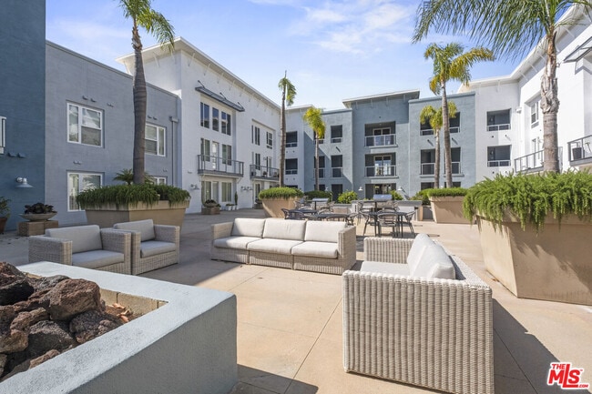 1901 Victoria Ave in Oxnard, CA - Building Photo - Building Photo