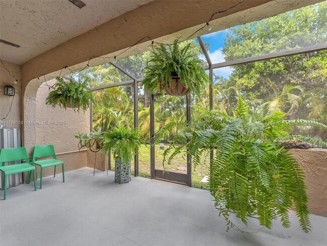 4006 Estepona Ave in Doral, FL - Foto de edificio - Building Photo