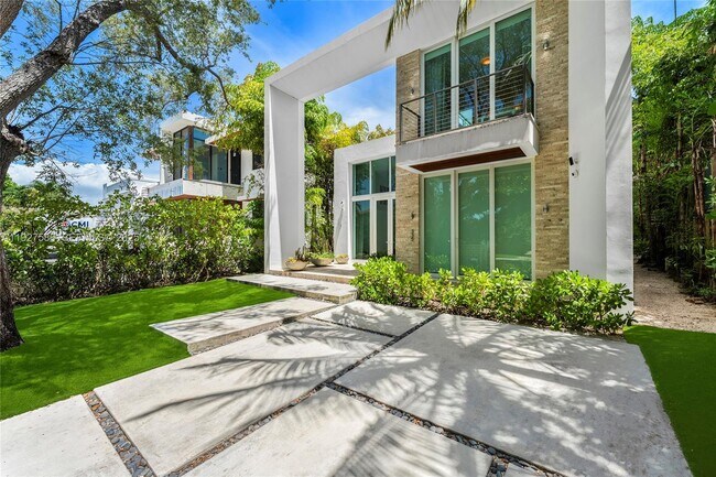 335 W 46th St in Miami Beach, FL - Building Photo - Building Photo
