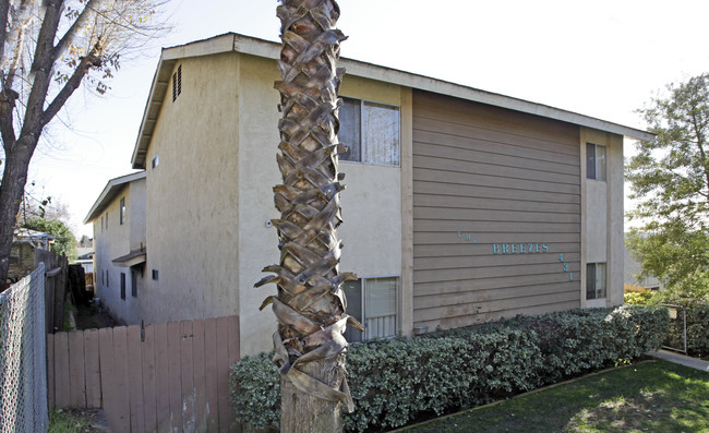 The Breezes in Escondido, CA - Foto de edificio - Building Photo
