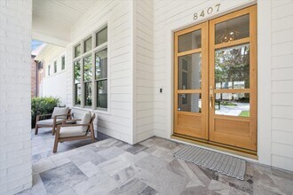 8407 Burkhart Rd in Houston, TX - Foto de edificio - Building Photo