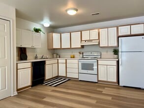 Isle Royal Apartments in Grosse Ile, MI - Building Photo - Building Photo