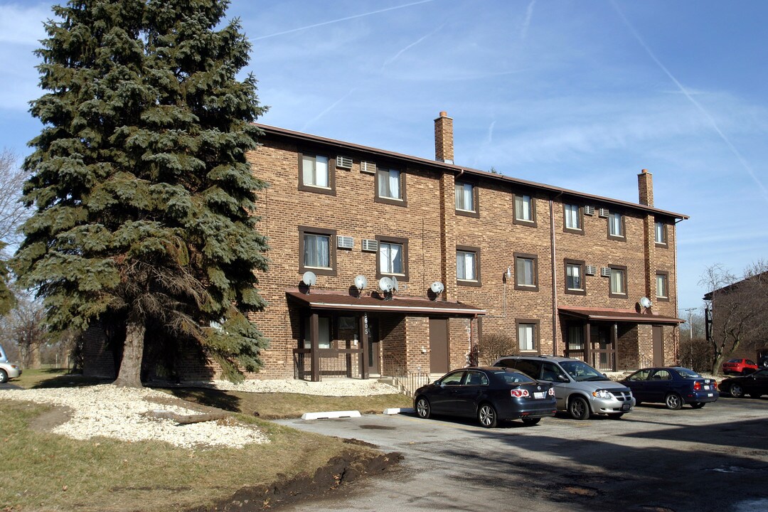 Shagbark Court in Orland Park, IL - Foto de edificio
