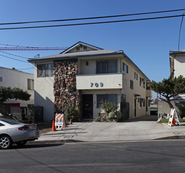 709 Bunker Hill Ave in Los Angeles, CA - Foto de edificio - Building Photo