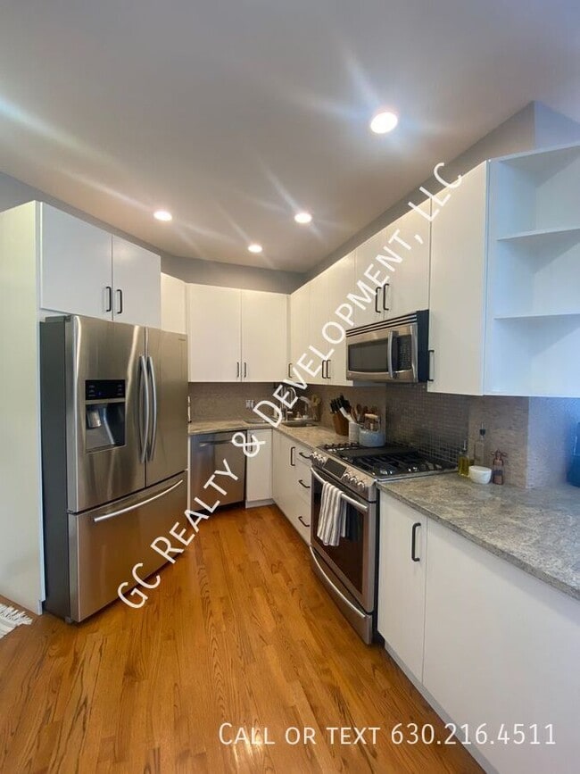 2317 W Armitage Ave in Chicago, IL - Foto de edificio - Building Photo