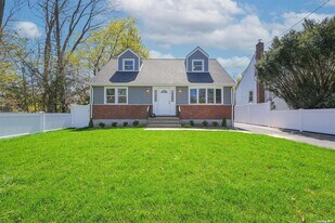 10 Brompton Pl, Unit A in Huntington Station, NY - Building Photo