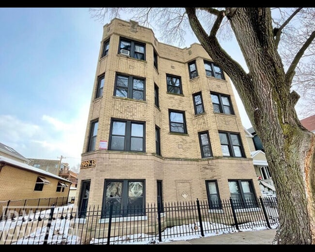 property at 1911 W Larchmont Ave