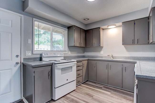 North Portion Of Tyee Apartments in Beaverton, OR - Building Photo - Building Photo