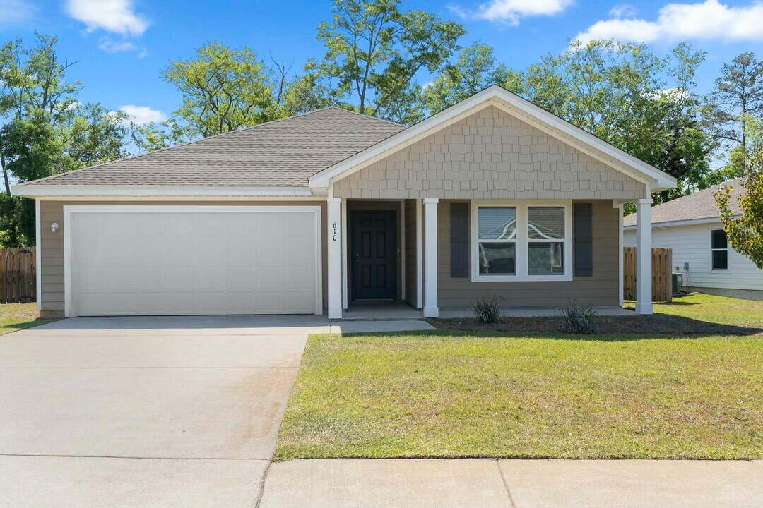 610 Riverwalk Cir in Freeport, FL - Building Photo