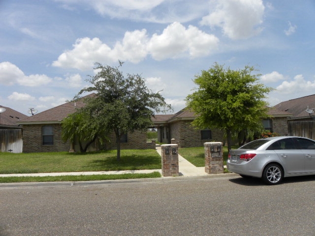 902 W Emerald Dr in Pharr, TX - Building Photo