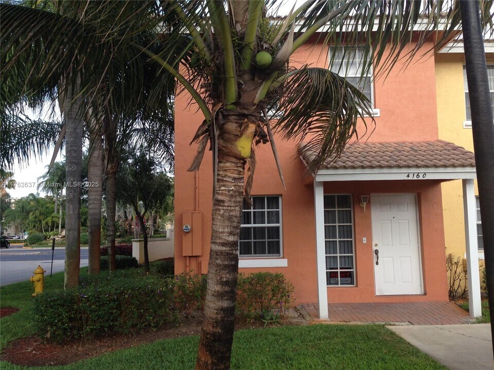 4160 NW 67th Terrace in Lauderhill, FL - Foto de edificio