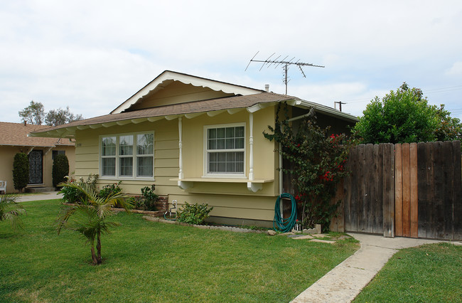 2191 Pomona Ave in Costa Mesa, CA - Foto de edificio - Building Photo