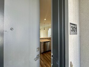 6923 Kittyhawk Ave, Unit 301 in Los Angeles, CA - Building Photo - Building Photo