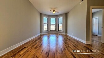 635 W Oakdale Ave in Chicago, IL - Building Photo