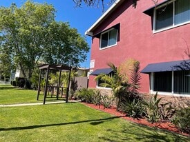 970 Mission Dr in Costa Mesa, CA - Building Photo