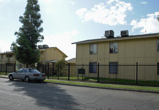 Huntington Court Apartments in Fresno, CA - Building Photo - Building Photo