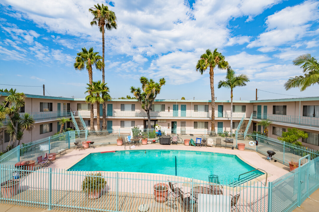 South Western Villas in Gardena, CA - Foto de edificio