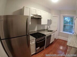 36 High St, Unit #4 in Brookline, MA - Building Photo - Building Photo