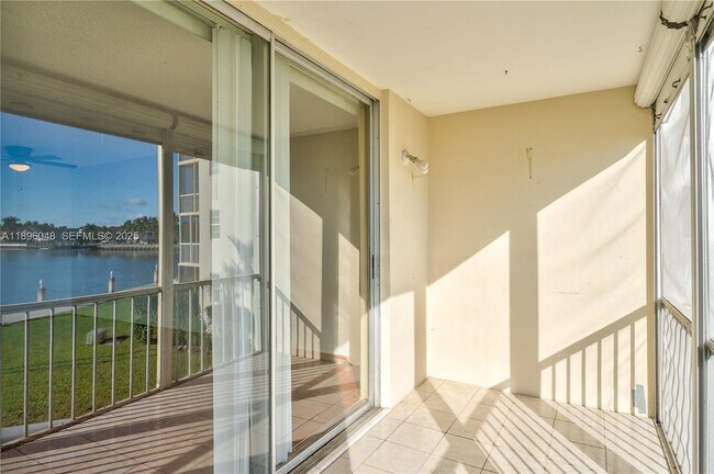 3020 Marcos Dr in Aventura, FL - Foto de edificio - Building Photo