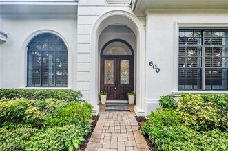 600 6th Ave N in Naples, FL - Foto de edificio - Building Photo