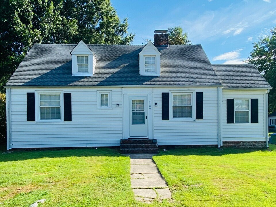 5700 W Franklin St in Richmond, VA - Building Photo