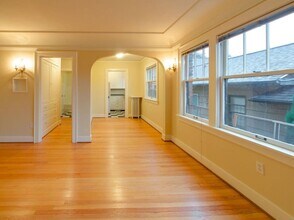 Oriana Apartments in Seattle, WA - Building Photo - Interior Photo