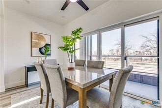 126 E Lachapelle in San Antonio, TX - Building Photo - Building Photo