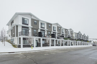 12703 Crestmont Blvd SW in Calgary, AB - Building Photo